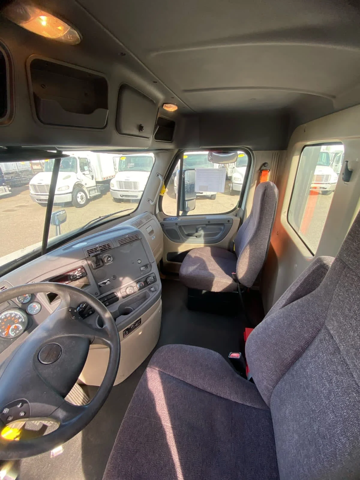 2018 Freightliner Cascadia - image 7