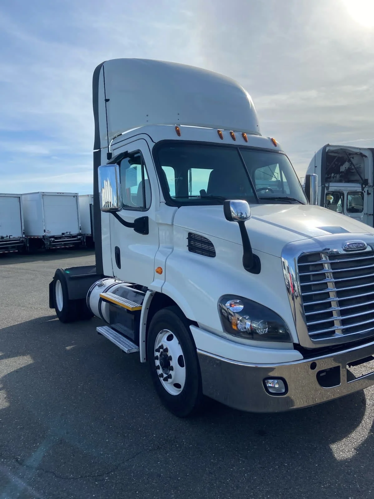 2018 Freightliner Cascadia - image 3
