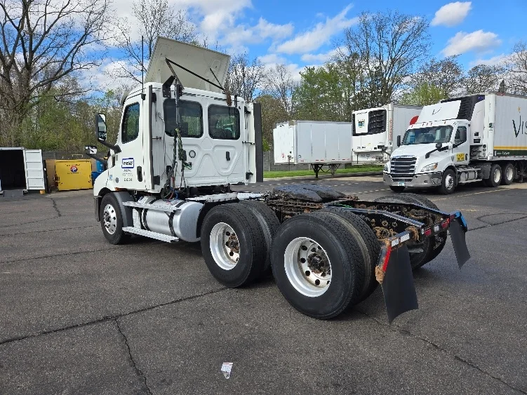 2020 Freightliner Cascadia in Lansing, MI — photo 5