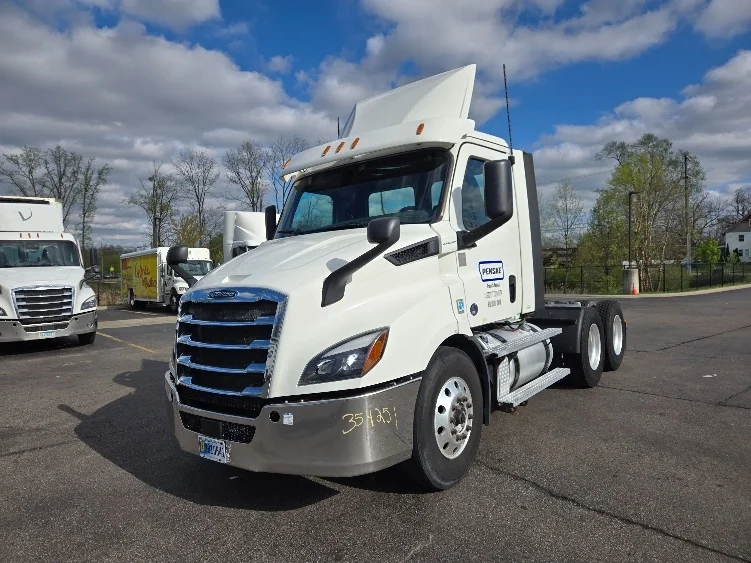 2020 Freightliner Cascadia in Lansing, MI — photo 3