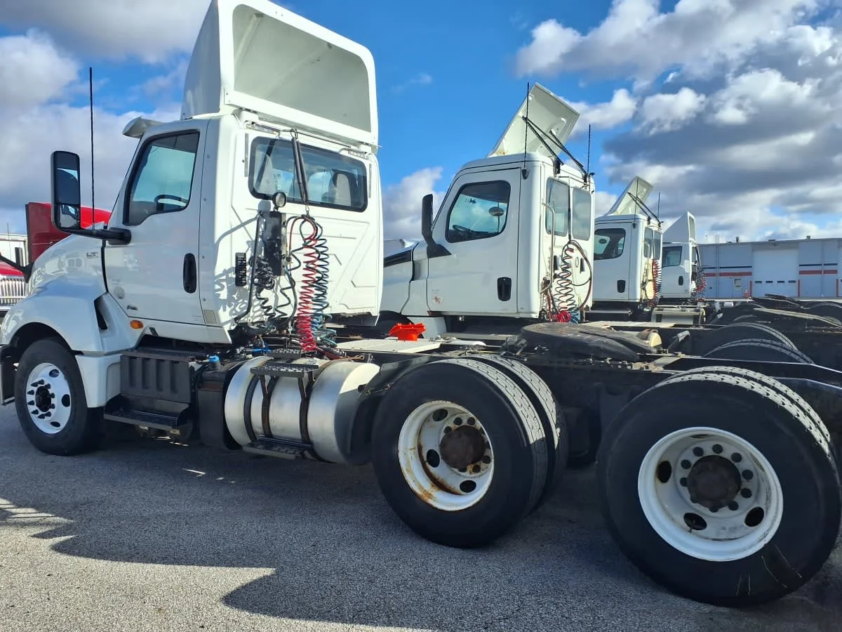 2019 International LT - image 6