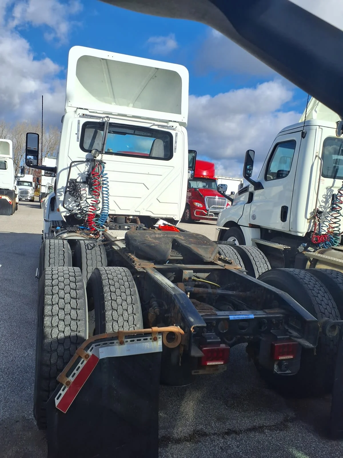 2019 International LT - image 5