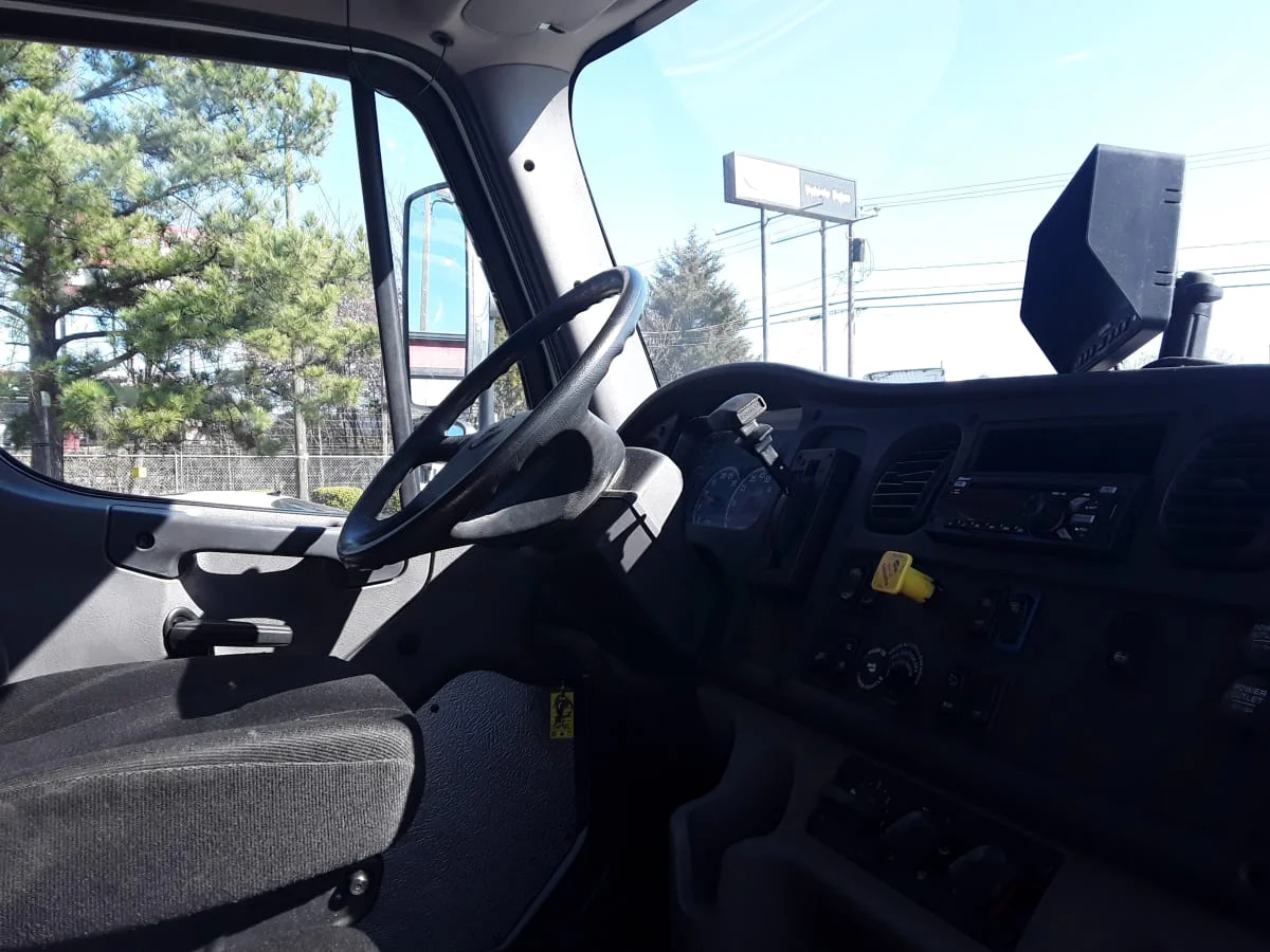 2018 Freightliner M2 106 - image 5