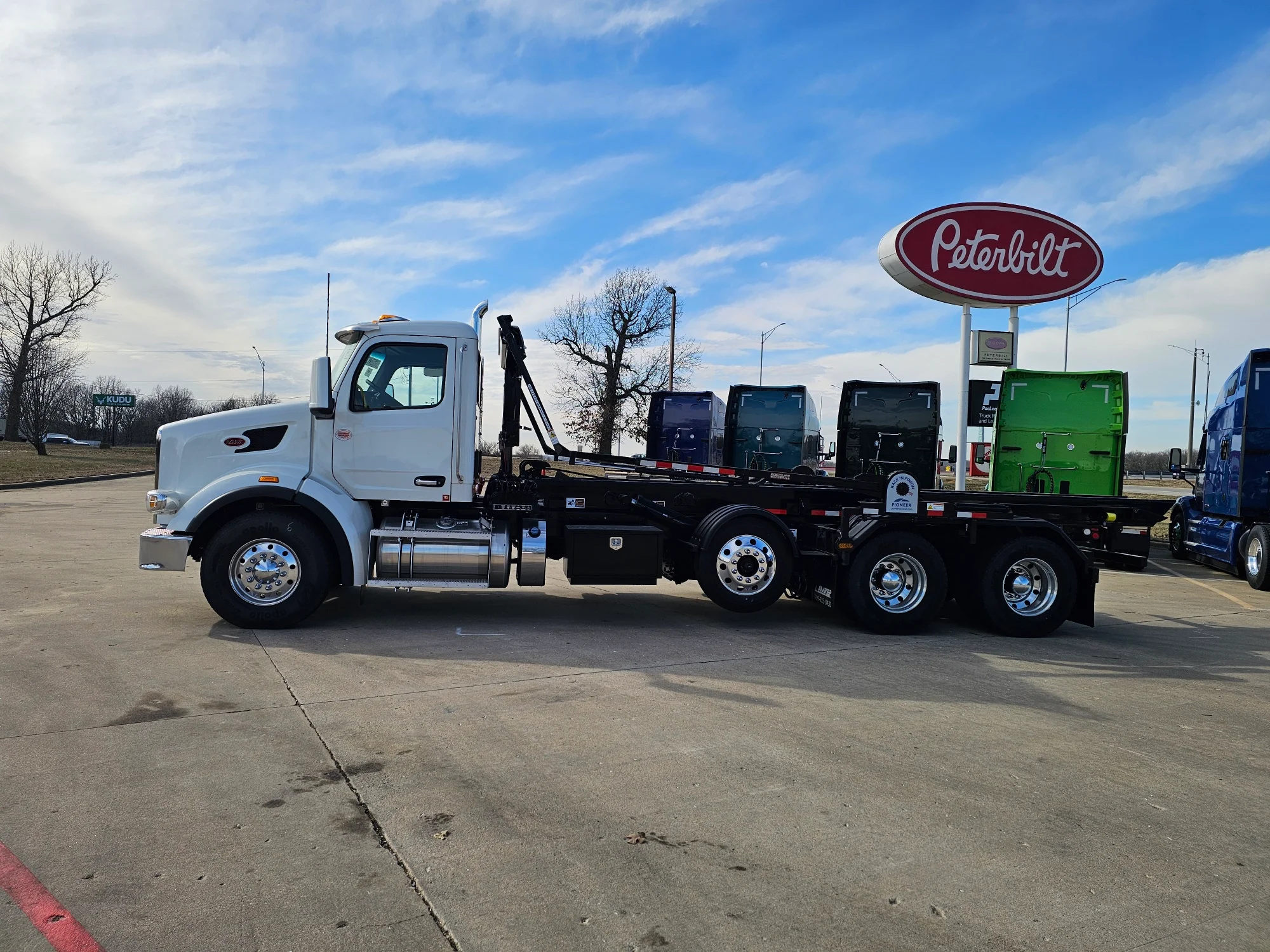 2025 Peterbilt 567 in Lowell, AR — photo 2