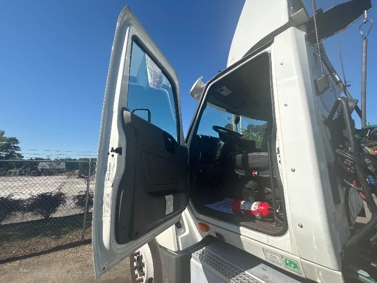 2019 International LT in Newport News, VA — photo 9