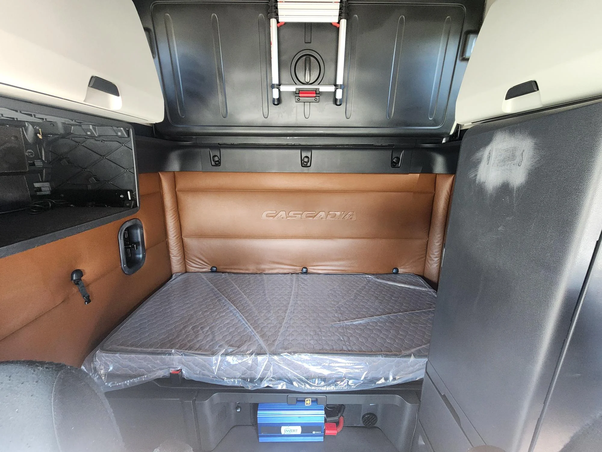 2021 Freightliner Cascadia in Fresno, CA — photo 7