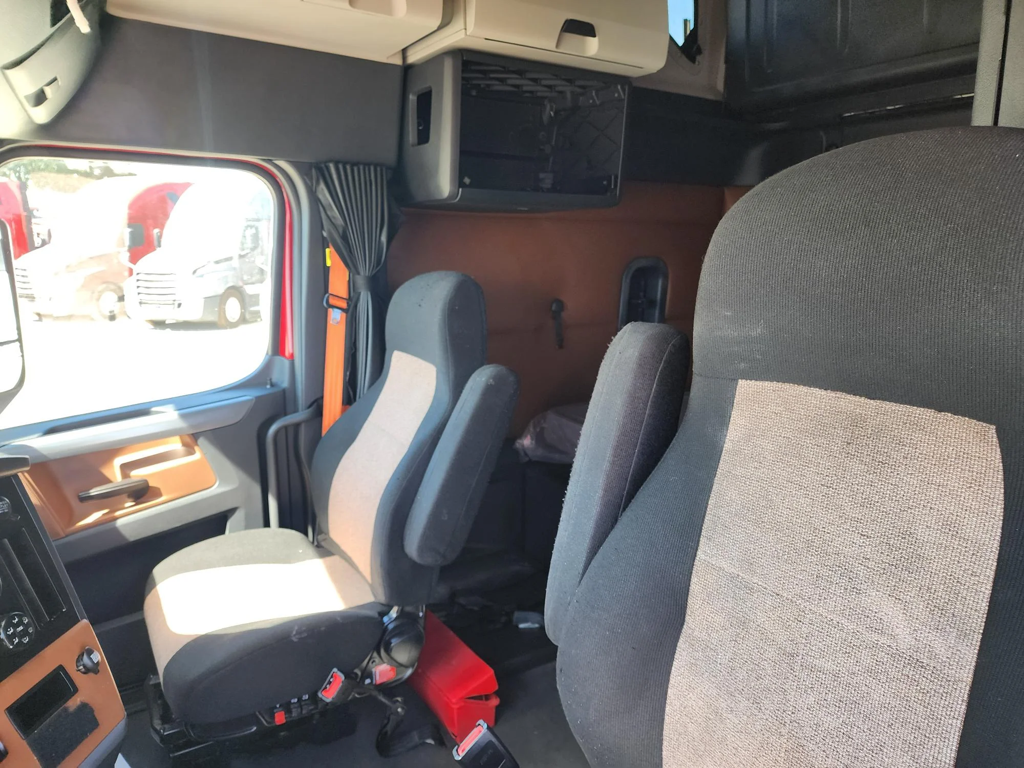 2021 Freightliner Cascadia in Fresno, CA — photo 3