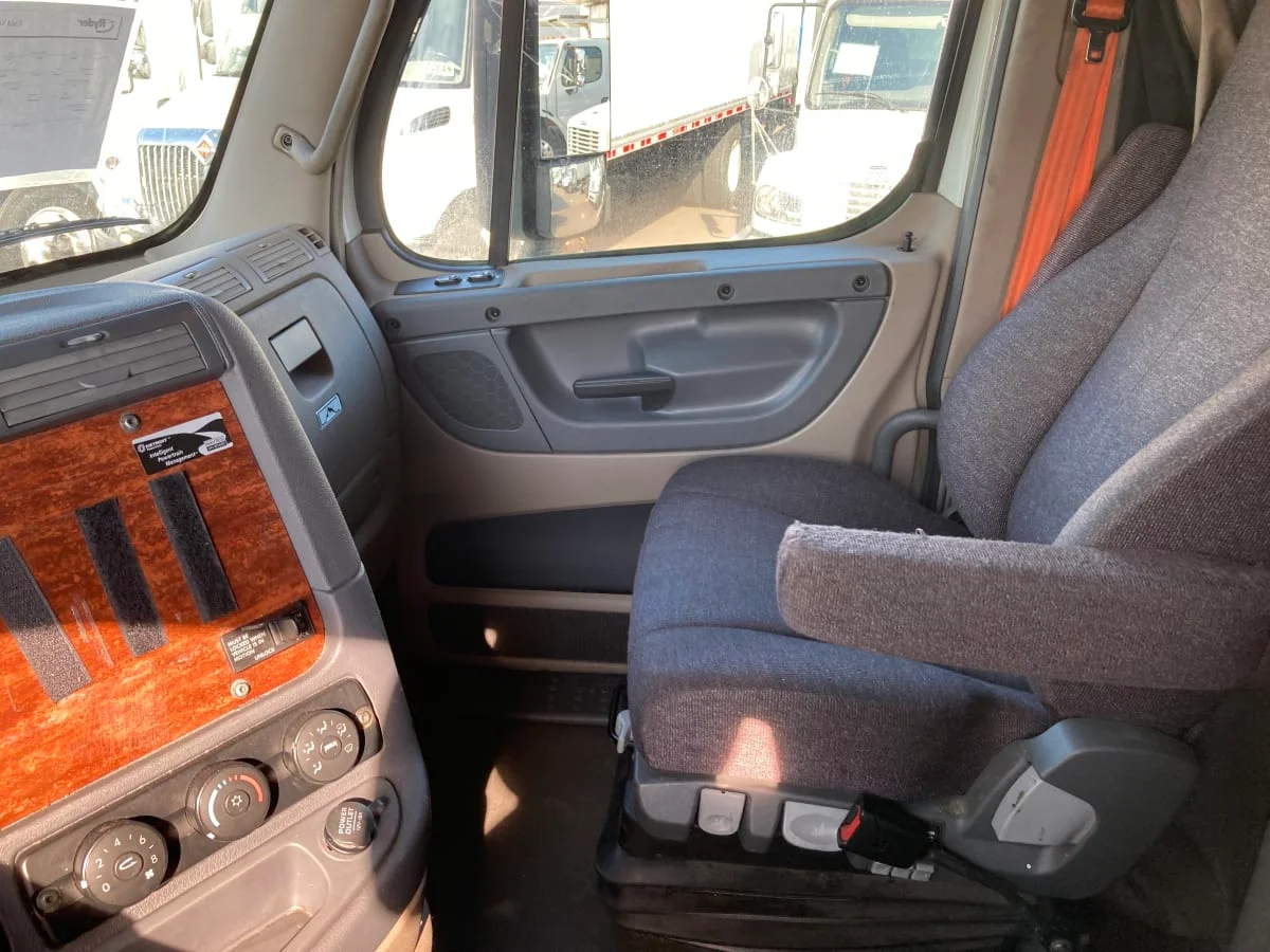 2020 Freightliner Cascadia - image 7