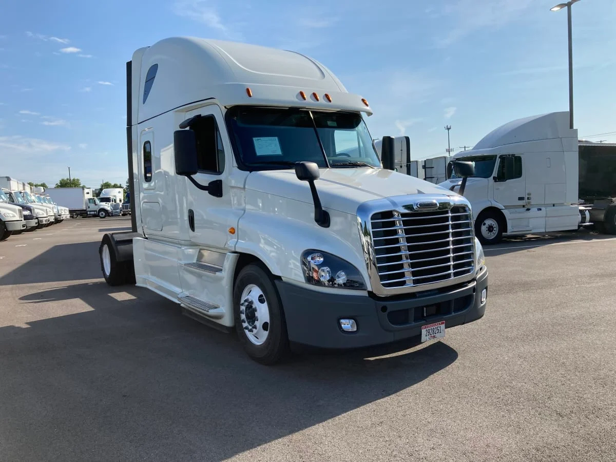 2020 Freightliner Cascadia - image 3