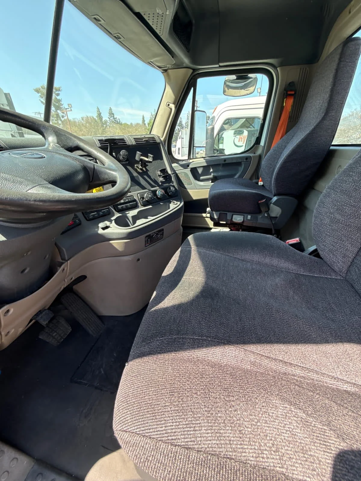 2017 Freightliner Cascadia in Pomona, CA — photo 7
