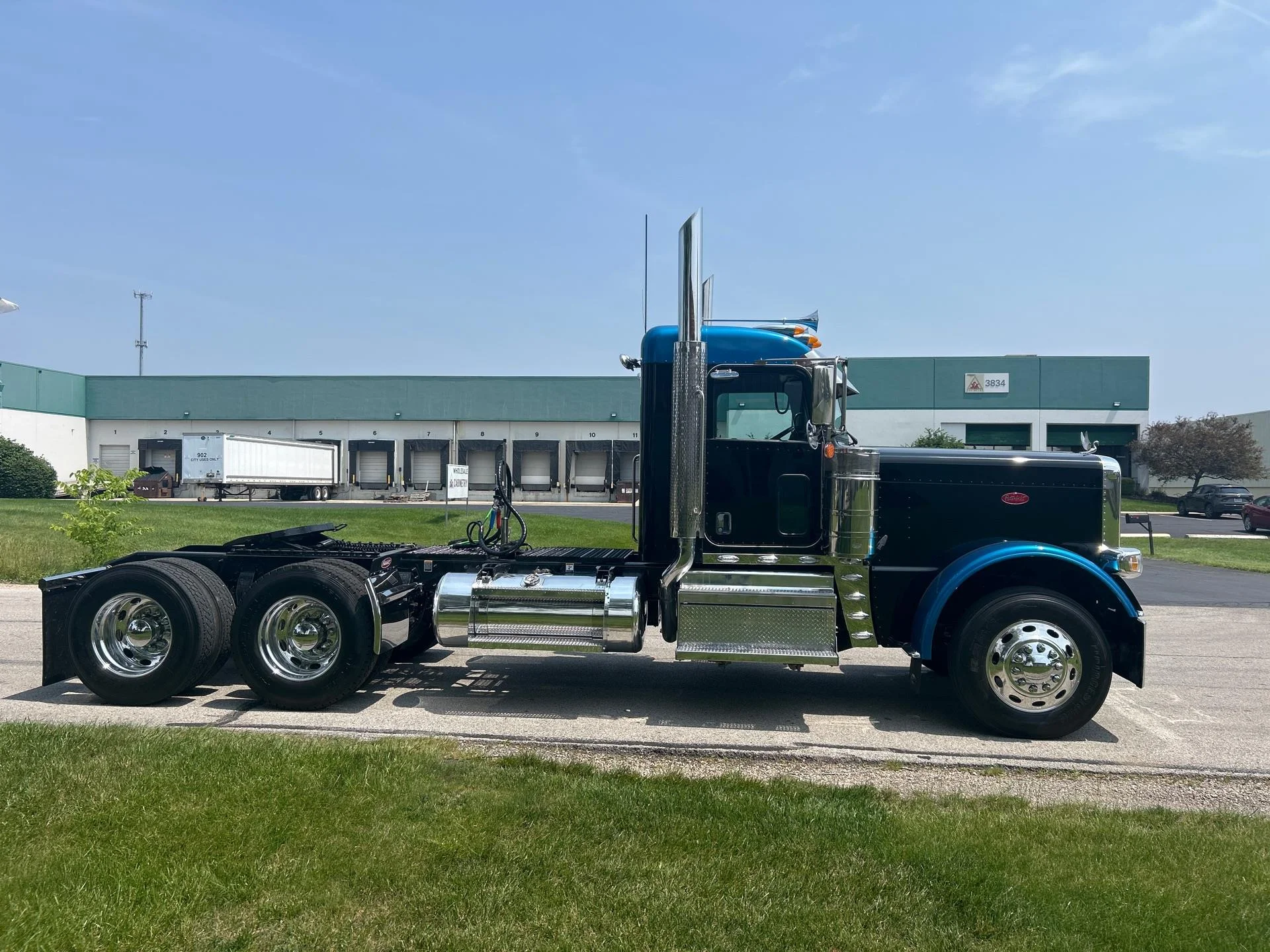 2023 Peterbilt 389 - image 4