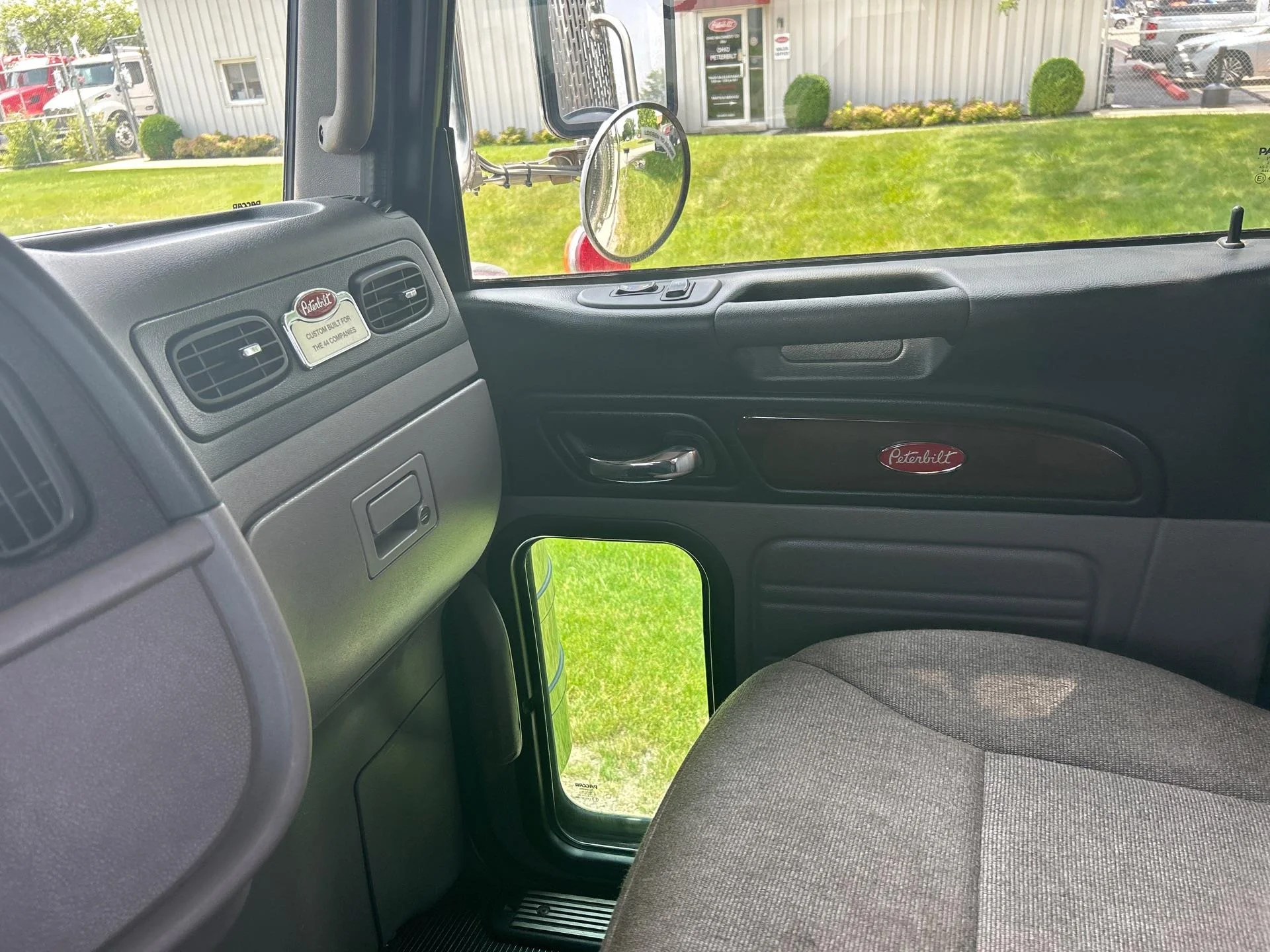 2023 Peterbilt 389 in Zanesville, OH — photo 19