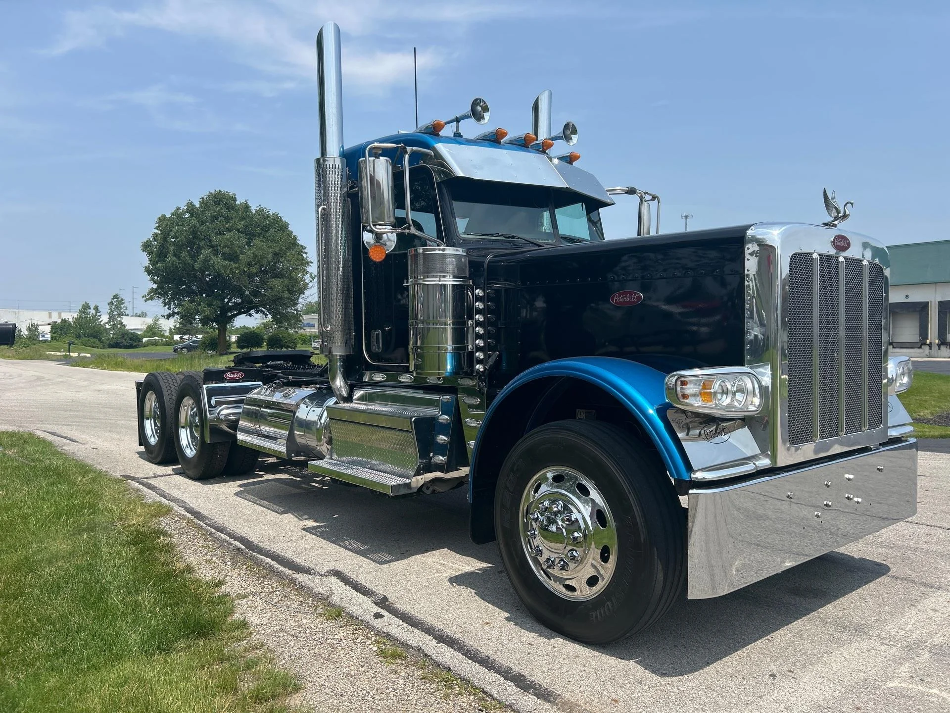 2023 Peterbilt 389 in Zanesville, OH — photo 3