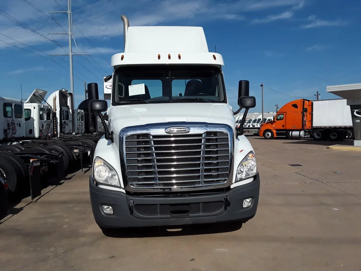 2020 Freightliner Cascadia - image 2