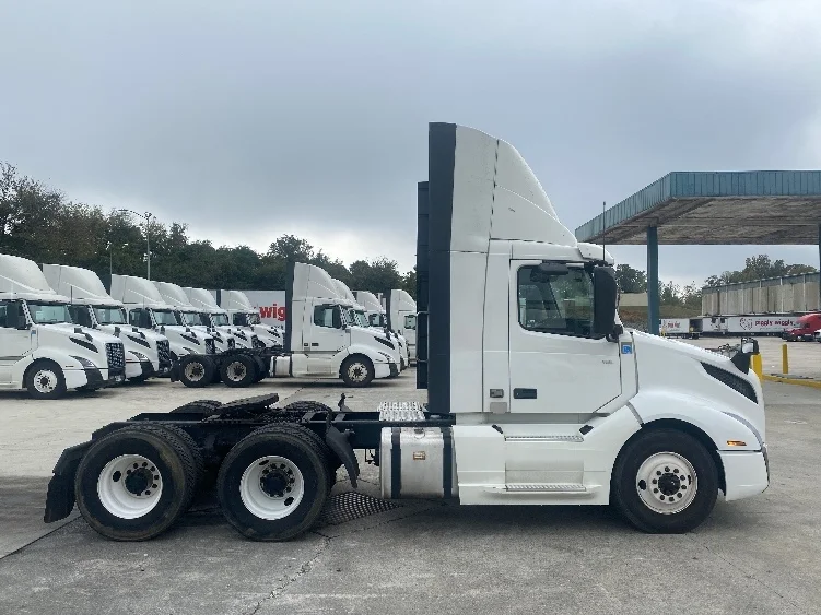 2020 Volvo VNL 300 - image 8