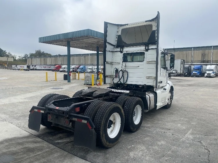 2020 Volvo VNL 300 - image 7