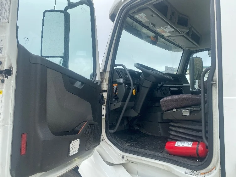 2020 Volvo VNL 300 - image 9