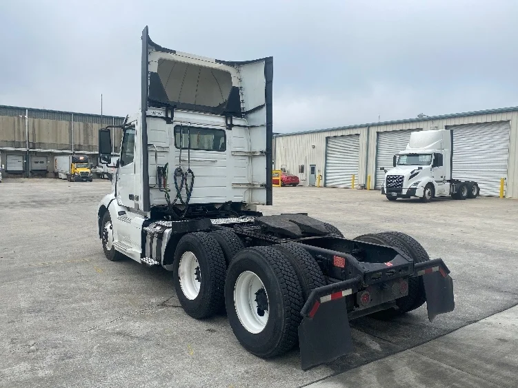 2020 Volvo VNL 300 - image 5