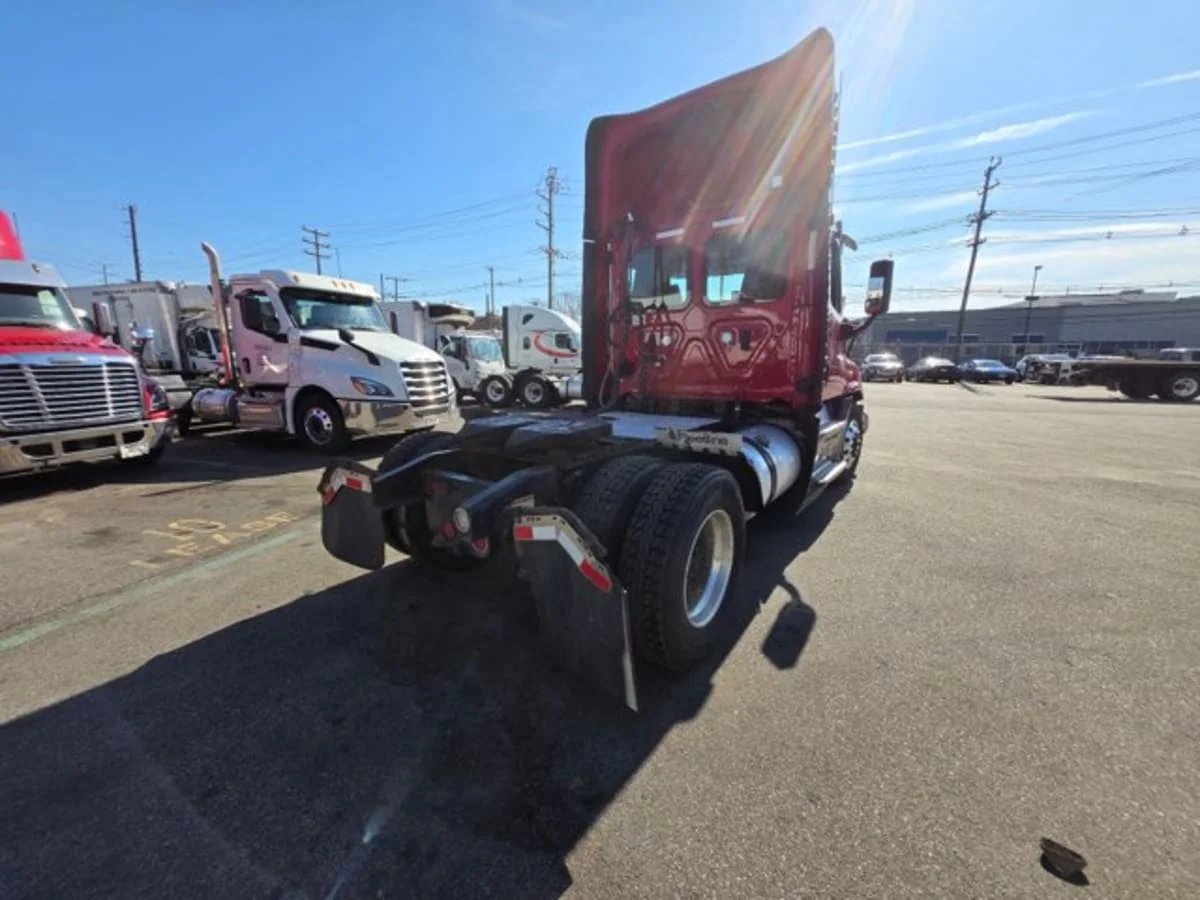 2019 Freightliner Cascadia in Newark, NJ — photo 4