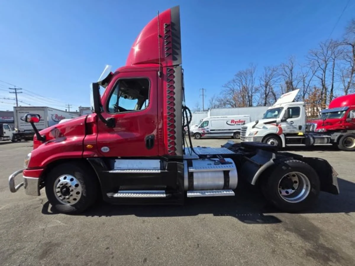 2019 Freightliner Cascadia in Newark, NJ — photo 9