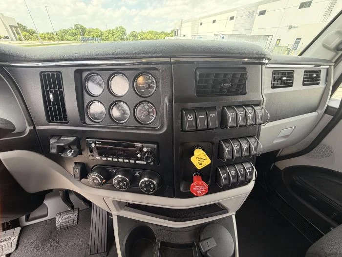 2027 Peterbilt 589 — photo 21