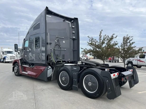 2025 Kenworth T680 in Medford, OR — photo 3