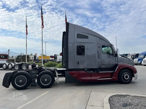 2025 Kenworth T680 in Medford, OR — photo 6