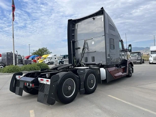 2025 Kenworth T680 in Medford, OR — photo 4
