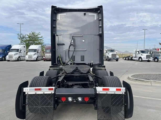 2025 Kenworth T680 in Medford, OR — photo 5