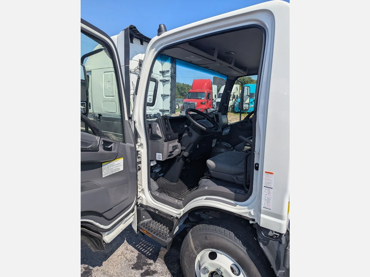 2025 Isuzu in York Street Elmhurst, IL — photo 5