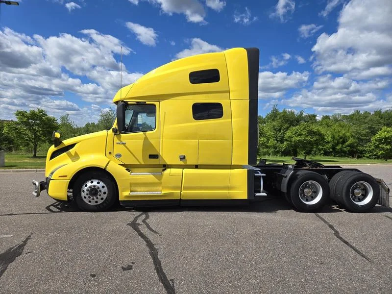 2022 Volvo VNL 760 in Sauk Rapids — photo 2