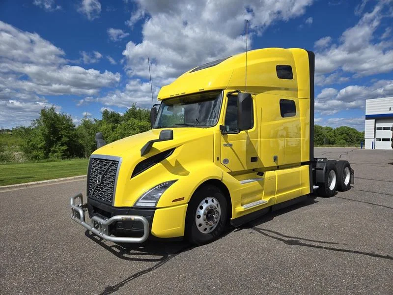 2022 Volvo VNL 760 in Sauk Rapids