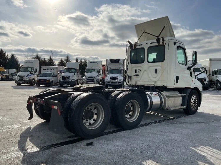 2019 Freightliner Cascadia in Perrysburg, OH — photo 7