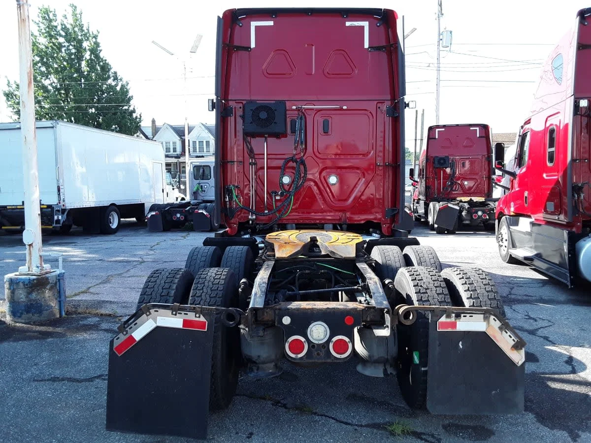 2020 Freightliner Cascadia in Allentown, PA — photo 5