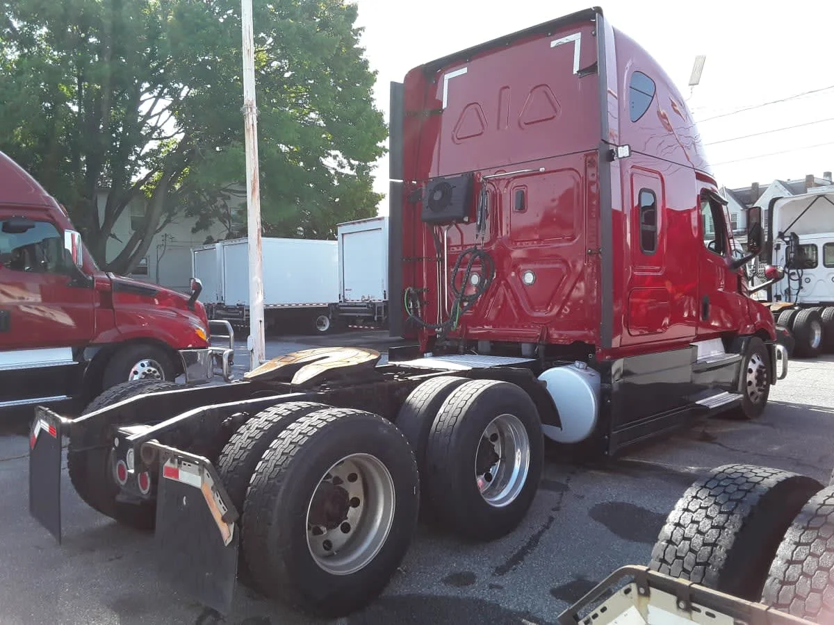 2020 Freightliner Cascadia in Allentown, PA — photo 4
