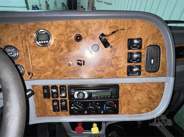 2006 Peterbilt in Hartford, SD — photo 15