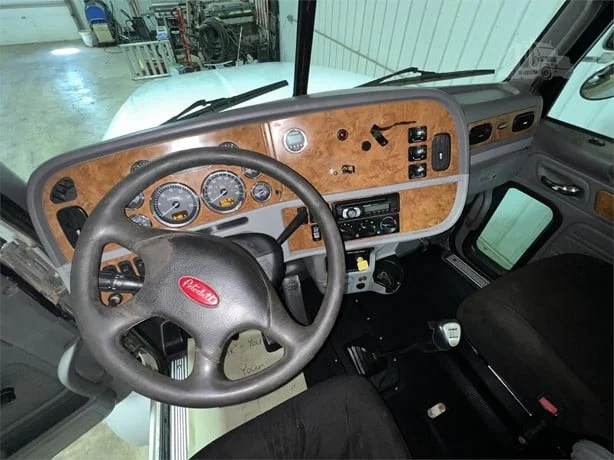 2006 Peterbilt in Hartford, SD — photo 14