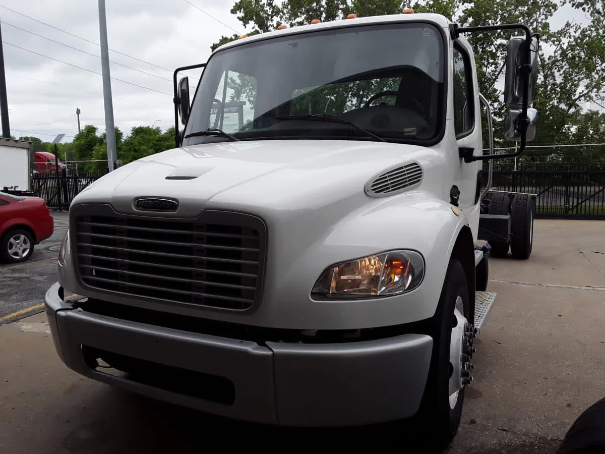 2019 Freightliner M2 106 in Kansas City, MO — photo 3
