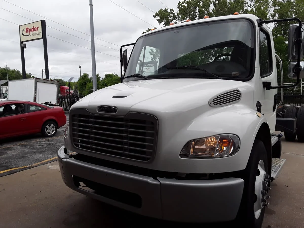 2019 Freightliner M2 106 in Kansas City, MO — photo 10