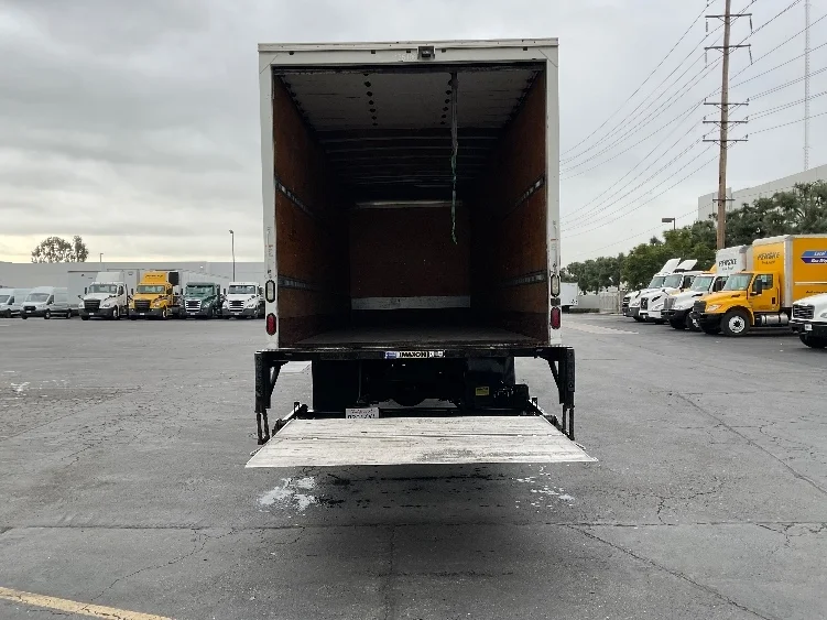 2017 Hino 268 - image 9