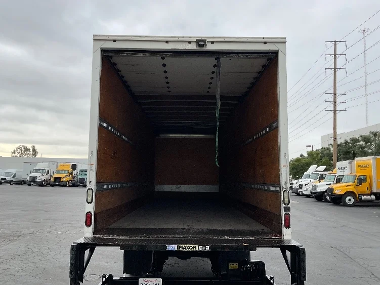 2017 Hino 268 - image 8