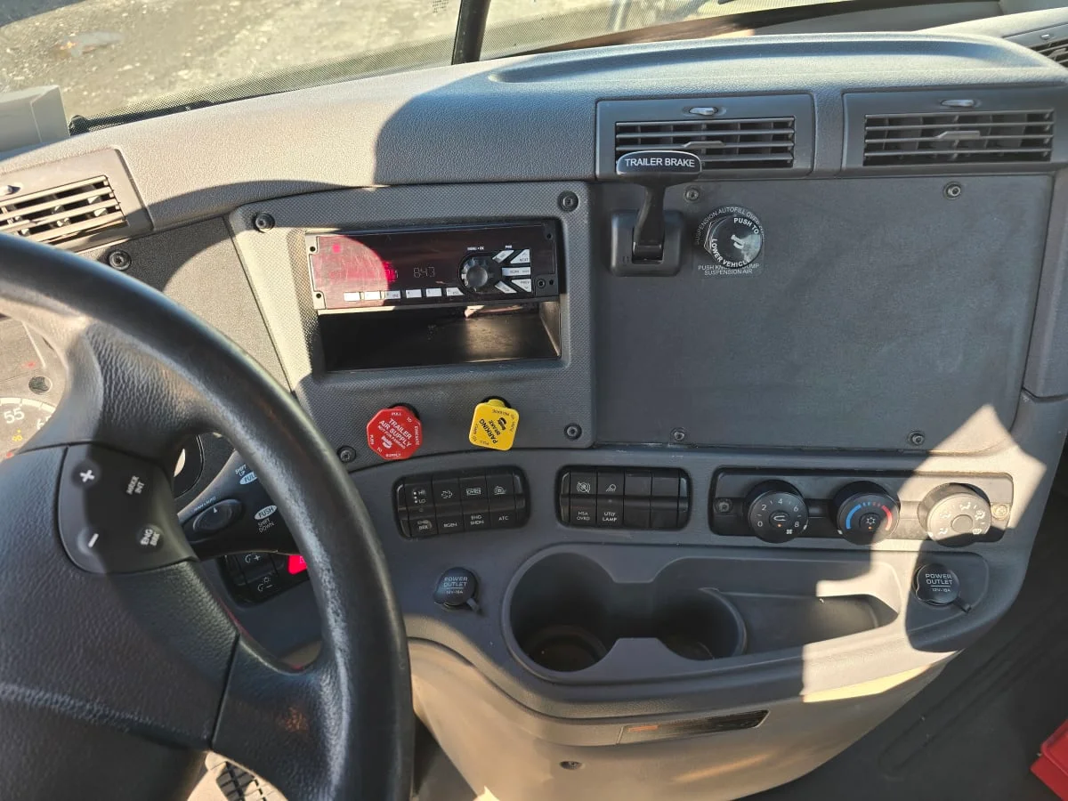 2018 Freightliner Cascadia - image 10