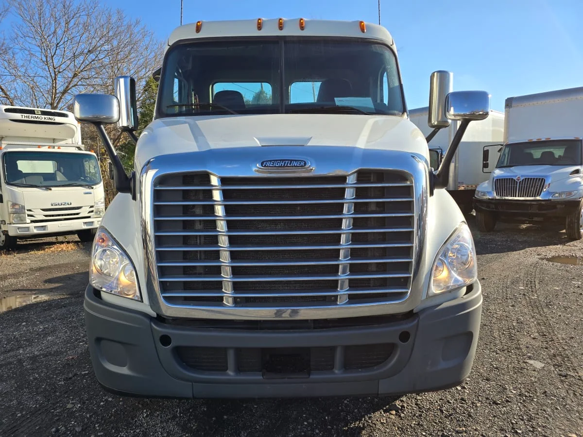 2018 Freightliner Cascadia - image 2