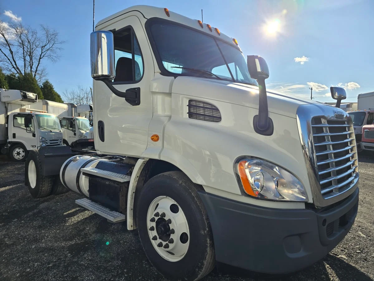 2018 Freightliner Cascadia - image 3