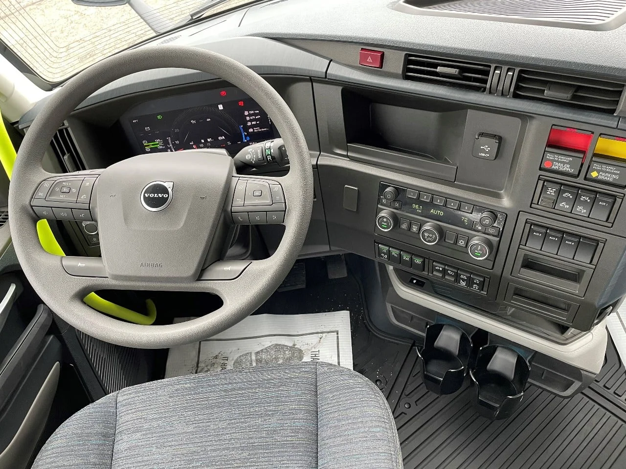 2025 Volvo VNL 300 in Byron Center, MI — photo 6