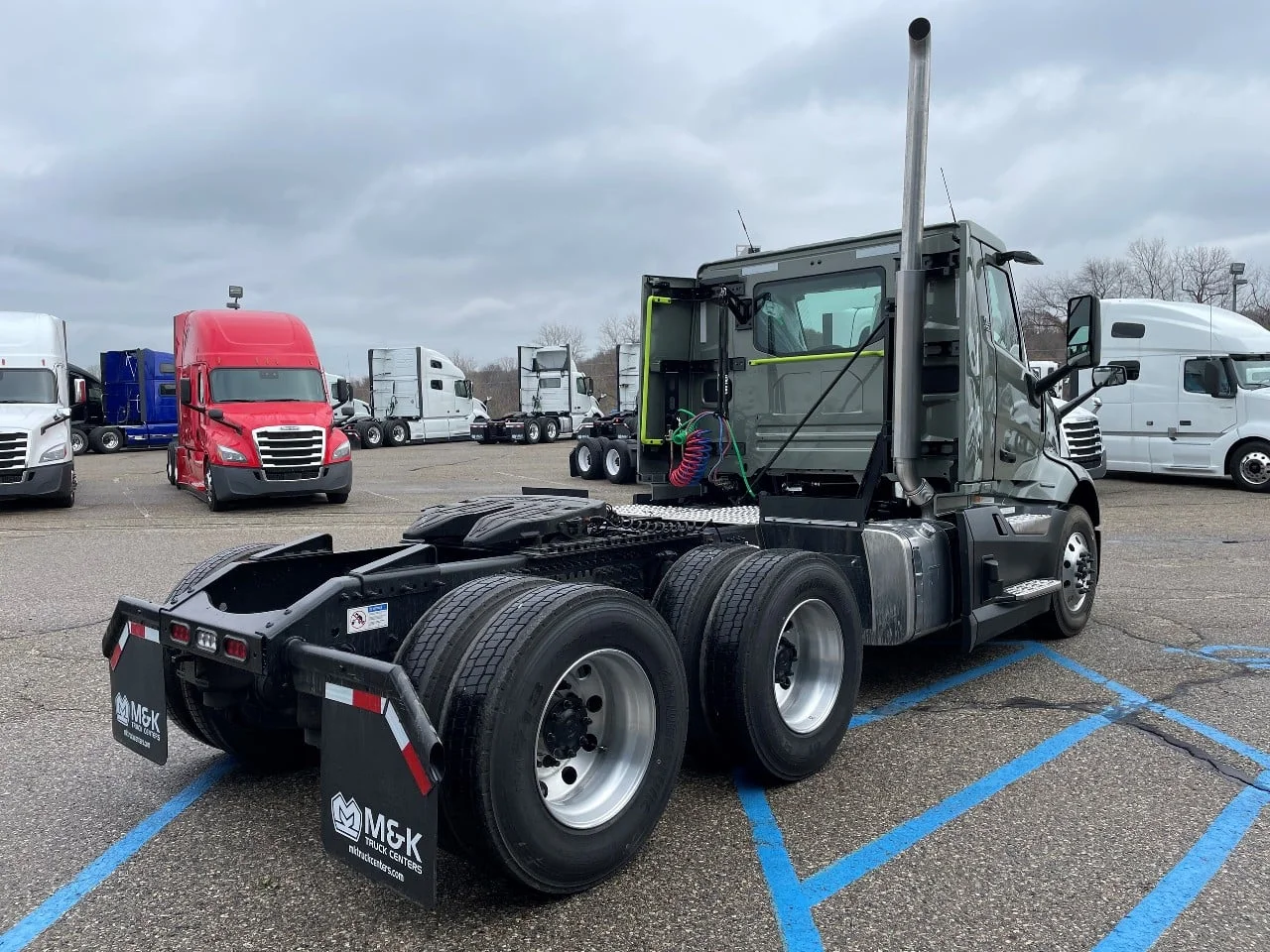2025 Volvo VNL 300 in Byron Center, MI — photo 3