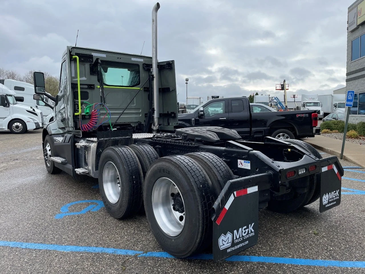 2025 Volvo VNL 300 in Byron Center, MI — photo 4