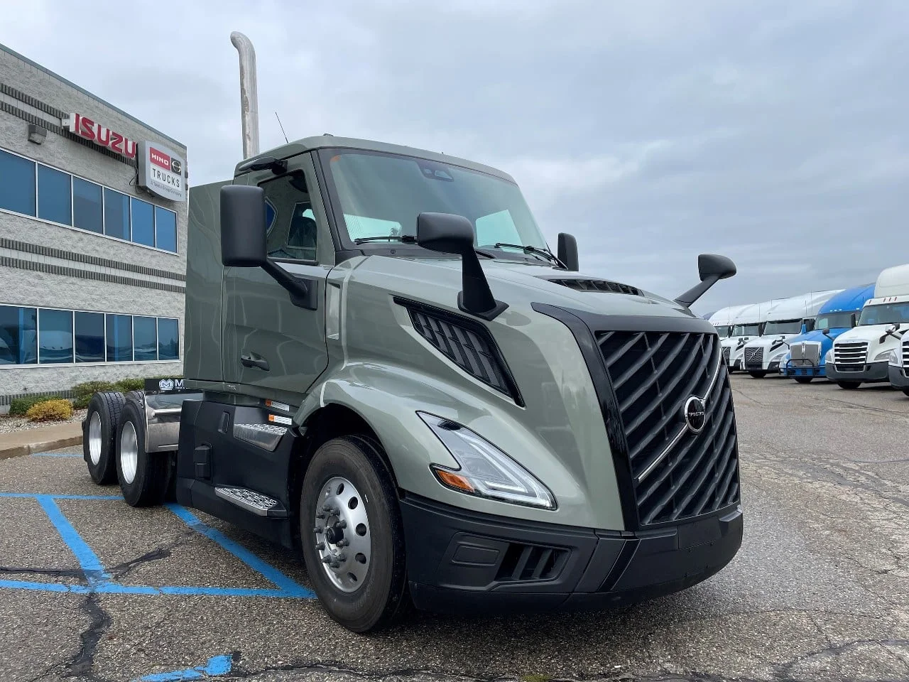 2025 Volvo VNL 300 in Byron Center, MI — photo 2