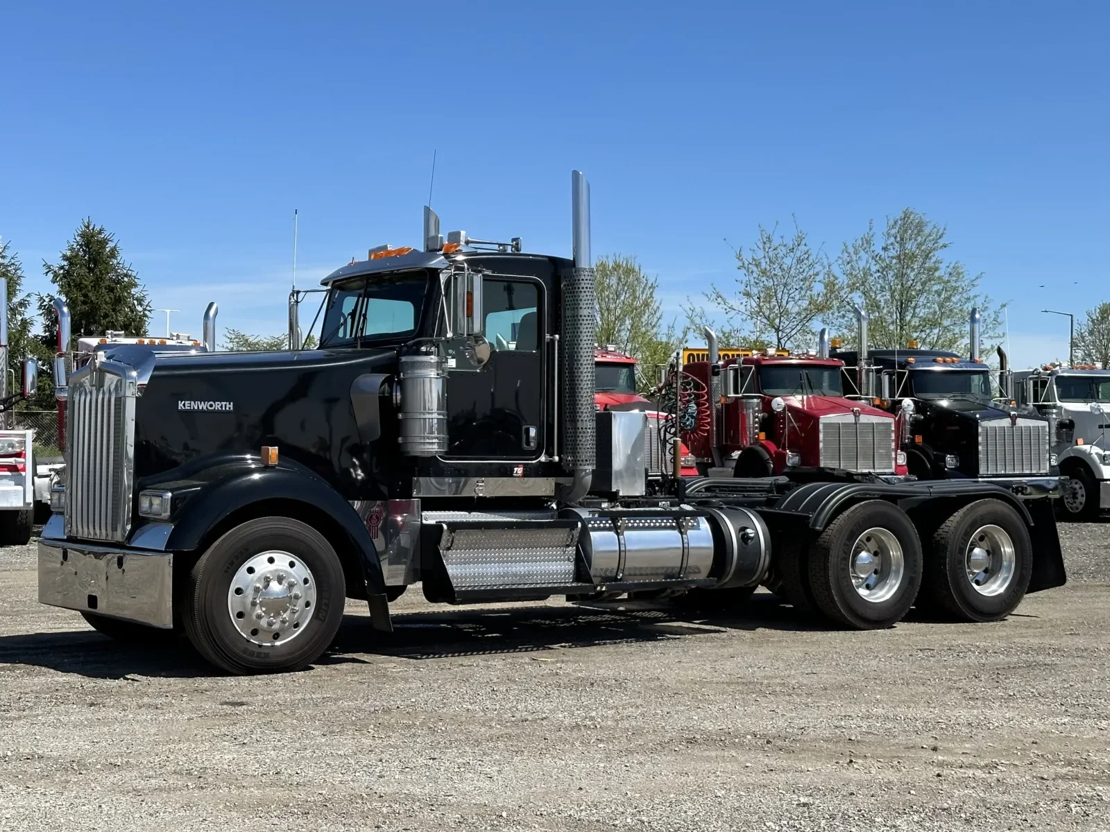 2011 Kenworth W900 - image 2