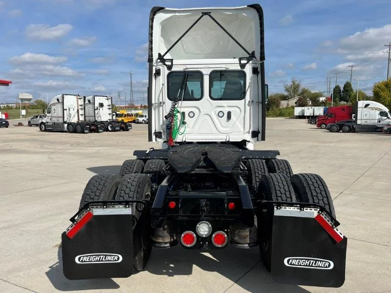 2027 Freightliner Cascadia - image 3